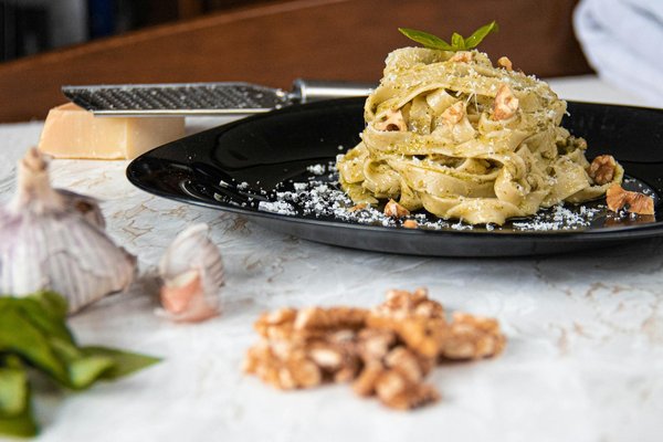 Revolutionizing Pest Control: The Synergy of AI and IoT in Smart Agricultural Systems